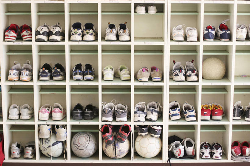 无人,横图,室内,白天,正面,足球,柜子,静物,鞋子,许多,阴影,反射,影子,足球装备,储物柜,很多,运动器械,鞋柜,排列,四个,健身器械,储存,平底鞋,健身器材,蹴鞠,摆列,储备,蕴藏,贮备,足球运动,彩图,布列,分列,贮存,运动器材