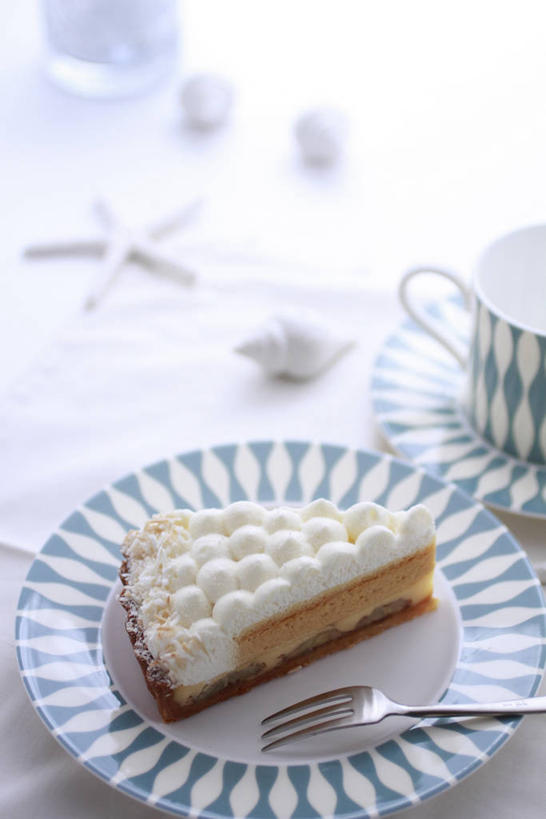 点心,无人,竖图,俯视,室内,特写,白天,白色背景,下午茶,餐桌,桌子,杯子,餐具,阴影,反射,叉子,碟子,盘,影子,食品,食物,糕点,两个,一个,盘子,水杯,碟,摄影,影棚,单个,餐台,餐叉,茶杯,进餐用具,彩图,高角度拍摄,影棚拍摄,拍摄,香草蛋糕,蛋糕