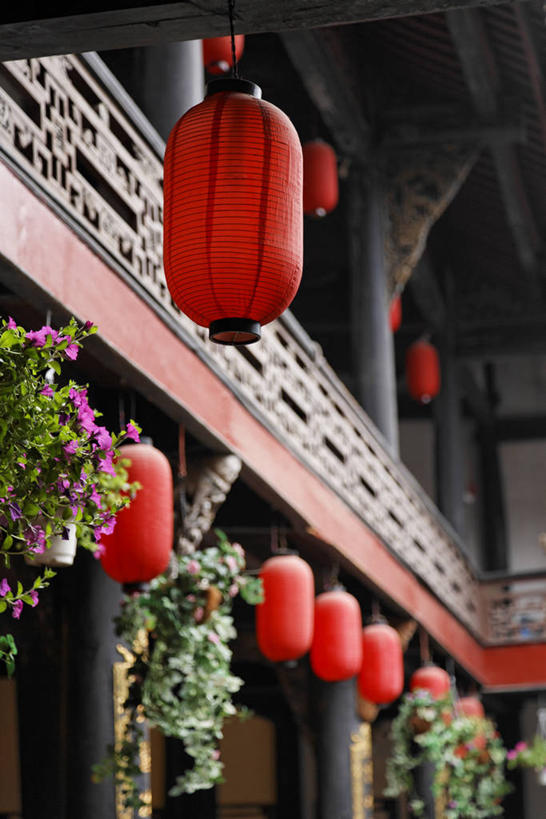 无人,栏杆,竖图,室内,白天,仰视,照明,中国,亚洲,一排,许多,阴影,朦胧,模糊,整齐,反射,灯笼,影子,纸灯笼,围栏,走道,走廊,过道,很多,护栏,排列,红色,灯具,四川省,照亮,照明设备,队列,东亚,四川,中华人民共和国,西南地区,川,彩图,低角度拍摄