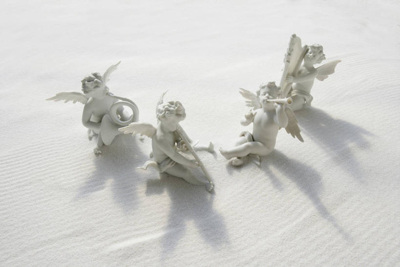 无人,横图,俯视,室内,特写,白天,白色背景,静物,雕塑,天使,阴影,艺术,装饰,反射,翅膀,雕刻,雕像,影子,工艺品,四个,摄影,影棚,纪念,美术,神圣,主题,善良,陈列,信徒,功能,美学,使者,圣洁,彩图,高角度拍摄,影棚拍摄,拍摄