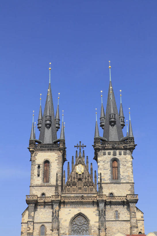 无人,教堂,竖图,室外,白天,仰视,旅游,度假,建材,名胜古迹,窗户,标志建筑,地标,建筑,欧洲,捷克,阴影,节日,遗迹,光线,材料,瓦片,影子,砖,砖块,墙,屋顶,首都,顶棚,瓦,古迹,文化,文物,娱乐,建设,古建筑,玻璃窗,墙壁,墙面,蓝色,蓝天,天空,阳光,天,祈祷,享受,休闲,健康,砖头,旅游胜地,放松,许愿,宗教,建造,信仰,晴朗,纪念,祈求,信念,古文明,中欧,捷克共和国,屋瓦,万里无云,旧城广场,布拉格广场,布拉格,瓦茨拉夫广场,布拉格旧城广场,布拉格老城广场,提恩教堂,平安,石料,晴空,晴空万里,彩图,低角度拍摄,大教堂,礼拜堂,砌墙砖