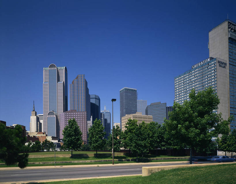 无人,高楼大厦,横图,全景,室外,白天,正面,度假,草地,草坪,美景,天际线,植物,城市风光,城市,大厦,道路,建筑,路,摩天大楼,美国,阴影,光线,影子,景观,小路,交通,娱乐,草,树,树木,蓝色,绿色,蓝天,天空,阳光,自然,天,享受,休闲,景色,放松,生长,晴朗,成长,北美,北美洲,德克萨斯州,美洲,德克萨斯,达拉斯,万里无云,达拉斯市,得州,德州,得克萨斯州,孤星之州,北亚美利加洲,亚美利加洲,晴空,晴空万里,彩图,大楼,高层建筑,高楼,摩天楼,美利坚合众国