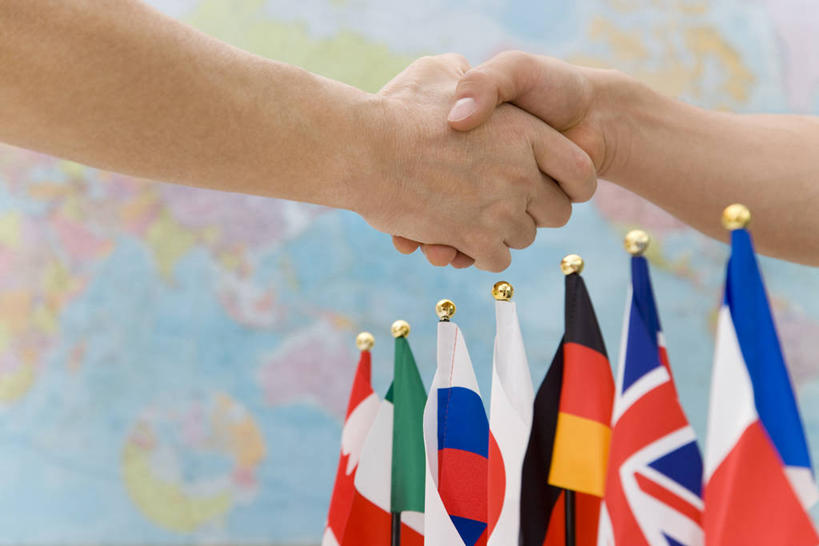 东方人,手,两个人,伙伴,同事,朋友,握手,横图,室内,特写,白天,正面,友谊,成功,合作,团队,集体,信心,海洋,地图,旗帜,国旗,亚洲,双手,一排,许多,阴影,整齐,反射,影子,世界地图,陆地,很多,黄种人,队伍,排列,手部,战略,国家,大陆,世界,领导,成就,队列,大洋洲,合伙,领袖,版图,联合,合谋,配合,协作,男人,男性,年轻男性,亚洲人,旗,搀手,拉手,手搀手,手拉手,手牵手,手握手,半身,彩图,万国旗