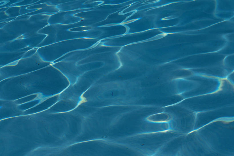 无人,横图,俯视,室内,特写,白天,水,波纹,蓝色背景,透明,液体,涟漪,漩涡,蓝色,水纹,摄影,影棚,理智,沉静,冷色,高深,冷淡,彩图,高角度拍摄,影棚拍摄,拍摄