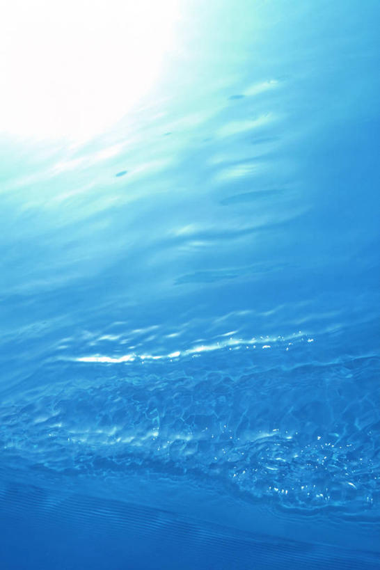 无人,竖图,俯视,室外,特写,白天,水,波纹,透明,液体,气泡,水滴,涟漪,漩涡,水泡,水珠,蓝色,水纹,泡泡,圆弧,理智,沉静,冷色,高深,冷淡,彩图,高角度拍摄