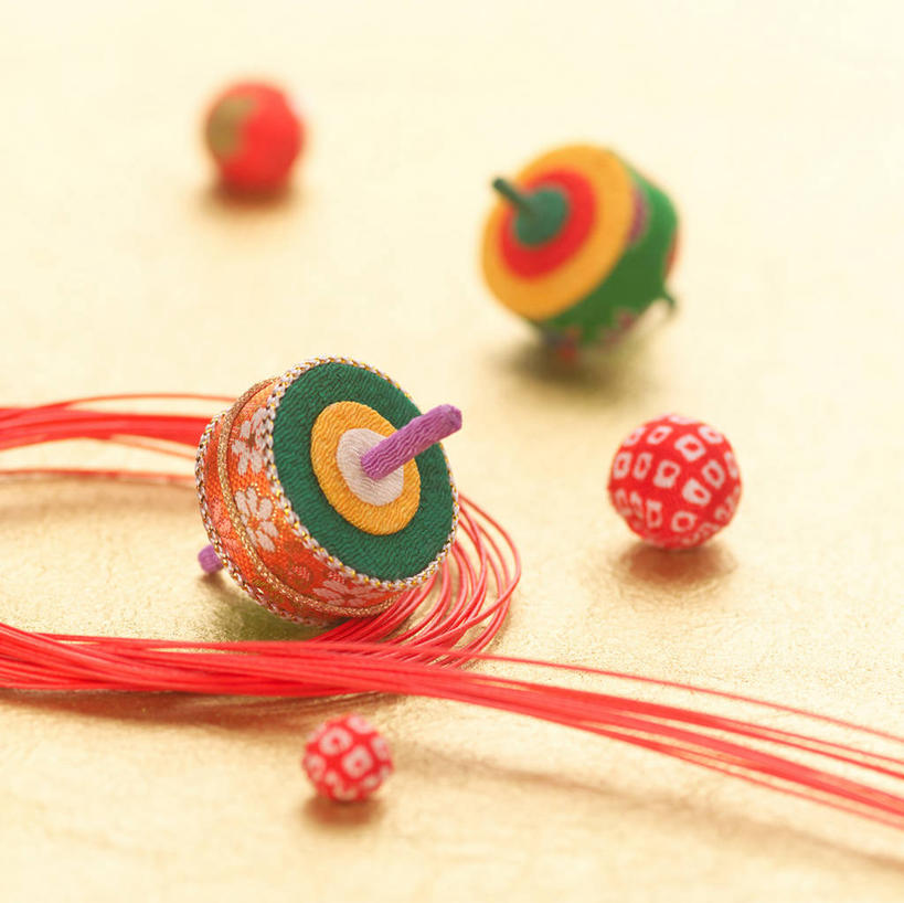 无人,横图,俯视,室内,特写,白天,游戏,静物,阴影,灰色背景,朦胧,模糊,艺术,环绕,缠绕,反射,工具,影子,手工艺品,艺术品,玩,文化,娱乐,两个,红色,陀螺,工艺品,休闲,益智,摄影,影棚,活动,锯子,切割,高雅,手锯,发泄,消遣,智力,锯,纠缠,自信心,品位,宣泄,陀罗,干乐,冰尜,打老牛,独乐,花纸绳,日本水引,日本水引绣,水引绣,玩耍,嬉戏,彩图,高角度拍摄,影棚拍摄,拍摄,割