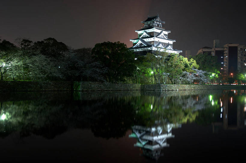 无人,横图,室外,夜晚,正面,旅游,度假,湖,湖泊,名胜古迹,树林,水,植物,标志建筑,地标,建筑,广岛县,日本,亚洲,阴影,遗迹,光线,瓦片,影子,堡垒,城堡,墙,屋顶,屋檐,湖面,水流,水面,灯光,顶棚,古迹,文物,娱乐,建设,古建筑,檐,墙壁,墙面,树,树木,绿色,白色,倒影,天空,自然,湖水,天,享受,休闲,旅游胜地,放松,生长,成长,倒映,要塞,古文明,东亚,本州,本州岛,日本国,广岛,広岛,中国地方,县厅,反照,广岛市区,広岛市,设防,彩图,鲤城,广岛城