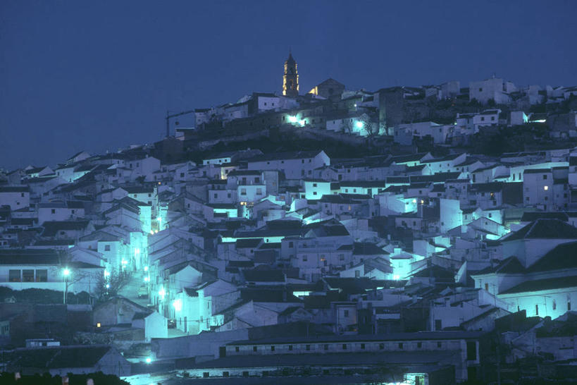 无人,家,横图,室外,夜晚,正面,旅游,度假,美景,植物,别墅,城市风光,城市,建筑,西班牙,欧洲,阴影,光线,影子,房屋,屋子,景观,公寓,建筑群,灯光,娱乐,建设,洋房,楼房,安达卢西亚,住宅,树,树木,绿色,自然,享受,休闲,景色,放松,生长,成长,南欧,安达鲁西亚,马拉加省,马拉加,西班牙王国,安达卢西亚自治区,卡萨雷斯,彩图,房子