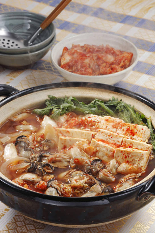 泡菜,无人,竖图,俯视,室内,特写,白天,烹饪,餐桌,桌子,厨具,金属制品,阴影,条纹,朦胧,模糊,反射,金属,布料,锅子,影子,料理,食品,韩式,布纹,锅,火锅,菜肴,美食,桌布,食物,一个,餐巾,台布,佳肴,单个,餐台,锅具,韩国料理,韩国菜,韩式料理,烹饪用具,韩国泡菜,暖锅,烹调用具,餐桌布,烹调,彩图,高角度拍摄,韩式泡菜火锅,泡菜火锅