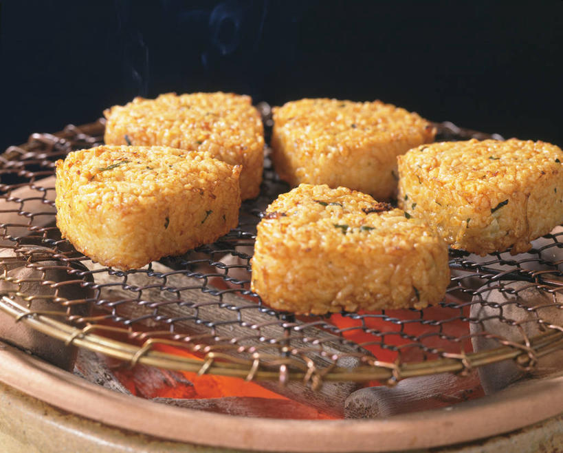 米饭,饭团,无人,横图,俯视,室内,特写,白天,烹饪,烧烤,五个,许多,阴影,朦胧,模糊,光线,火焰,影子,日本料理,料理,食品,烤架,烤肉,饭,燃烧,菜肴,美食,食物,黄色,日式料理,点燃,日式,铁架,佳肴,火光,五谷,彩图,高角度拍摄