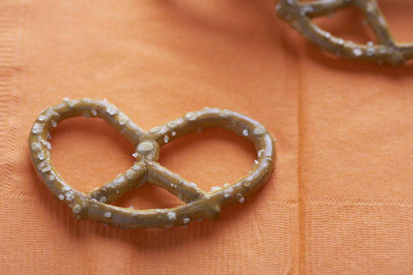 点心,无人,横图,俯视,室内,特写,白天,橙色背景,阴影,反射,影子,食品,面点,食物,糕点,两个,饼干,零食,摄影,影棚,椒盐卷饼,彩图,高角度拍摄,影棚拍摄,拍摄