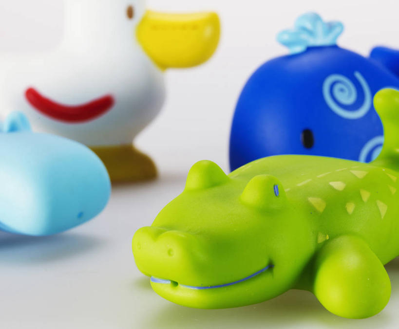 无人,横图,室内,特写,白天,正面,游戏,鳄鱼,鸟,野生动物,静物,玩具,阴影,灰色背景,反射,鸟类,爬行动物,鸭,影子,玩,娱乐,家禽,动物,四个,休闲,益智,摄影,牲畜,影棚,活动,发泄,消遣,智力,凶猛,美洲鳄,宣泄,残暴,凶残,玩耍,嬉戏,彩图,影棚拍摄,拍摄