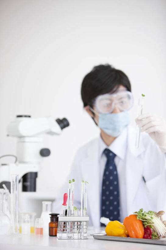 东方人,一个人,科学家,坐,竖图,室内,白天,正面,衬衫,安全,实验,仪器,桌面,桌子,蔬菜,杯子,亚洲,仅一个男性,仅一个人,一堆,一排,许多,握,阴影,堆叠,堆积,服装,检查,新鲜,研究,整齐,透明,反射,分离,分析,科学,化学,测试,试管,显微镜,眼镜,影子,墙,实验室,研究室,食品,防护,领带,很多,过滤,分开,注视,黄种人,墙壁,墙面,玻璃制品,食物,排列,仅一个年轻男性,衣服,白色,灰色,玻璃瓶,口罩,瓶子,手套,观察,看,隔断,橡胶,器皿,清晰,探索,握着,遮掩,服饰,有机食品,绿色食品,放大,观看,堆,护目镜,保护,隔离,仔细,透镜,察看,卫生,掩盖,凸透镜,遮挡,聚焦,象征,衣着,庄重,科研人员,白大褂,穿着,队列,关注,净化,间隔,保险,研究者,橡胶手套,身份,预防,工作台,计量,橡胶制品,试验室,遮盖,实验服,防尘,科学研究者,玻璃仪器,试验耗材,实验用品,医用手套,光学,保全,周全,安稳,安定,清楚,正式,地位,掩饰,断绝,隔开,屏蔽,屏绝,远离,中断,阻遏,阻隔,安全防护眼镜,衣饰,平安,男人,男性,年轻男性,亚洲人,科学工作者,玻璃杯,坐着,半身,彩图,衬衣,实验衣,光学显微镜,实验台,实验桌,防护眼镜