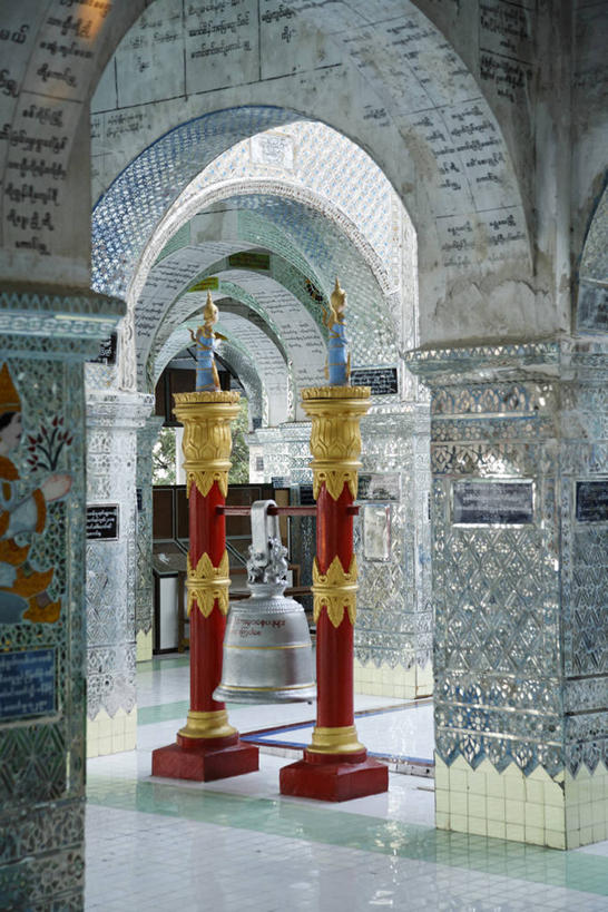 无人,竖图,室内,白天,正面,度假,建材,美景,门,城市风光,城市,建筑,缅甸,亚洲,阴影,反射,材料,影子,柱子,砖,砖块,墙,景观,走道,走廊,过道,娱乐,墙壁,墙面,门框,享受,休闲,砖头,景色,放松,建造,东南亚,缅甸联邦,拱廊,曼德勒省,石料,彩图,砌墙砖