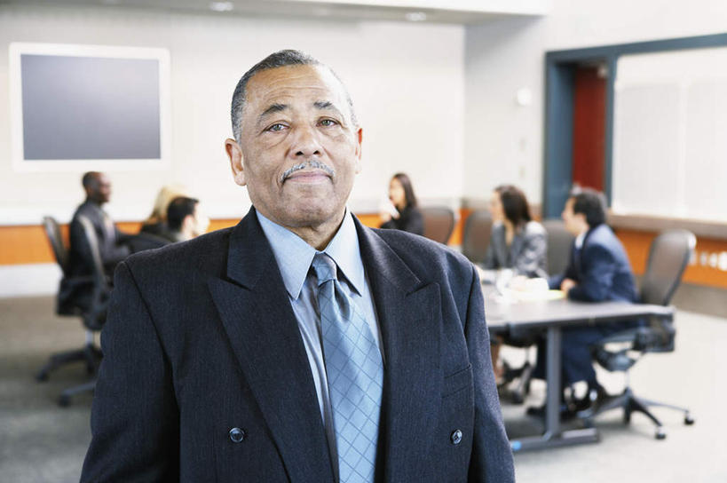 西方人,脸,头,脸颊,伙伴,朋友,商务人士,商务男性,商务女性,站,坐,横图,室内,白天,正面,衬衫,讨论,友谊,合作,团队,显示器,欧洲,黑人,欧洲人,套装,朦胧,模糊,会议,许多人,站着,一群人,战略,商务装,工薪阶层,会议中心,联合,合谋,配合,协作,男人,男性,女人,女性,中年男性,中年女性,白种人,头部,脸部,脸蛋,面部,白领,上班族,坐着,半身,彩图,衬衣