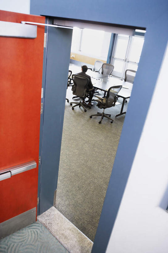 西方人,一个人,商务人士,商务男性,办公室,会议室,坐,竖图,俯视,室内,白天,衬衫,门,建筑,欧洲,欧洲人,仅一个男性,仅一个人,仅一个中年男性,套装,会议,房屋,墙,屋子,注视,建设,楼房,墙壁,墙面,门框,观察,看,观看,察看,关注,商务装,室内设计,工薪阶层,男人,男性,中年男性,白种人,白领,上班族,坐着,彩图,高角度拍摄,全身,衬衣,房子,会场