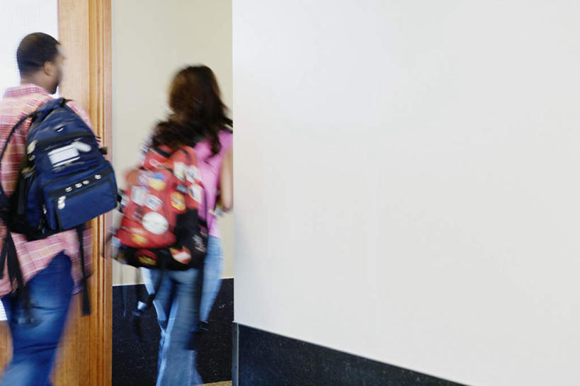 西方人,两个人,走,横图,室内,白天,爱情,欧洲,欧洲人,服装,朦胧,模糊,书包,浪漫,旅行包,走着,注视,休闲装,背面,衣服,背包,观察,看,休闲,温暖,温馨,休闲服,恩爱,恋人,服饰,观看,和睦,察看,关注,男人,男性,年轻男性,年轻女性,女人,女性,白种人,情侣,步行,走路,半身,彩图,伴侣,融洽