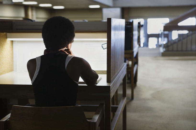 一个人,学生,坐,横图,室内,白天,看书,阅读,台灯,书籍,欧洲,非洲,黑人,欧洲人,仅一个年轻女性,仅一个女性,仅一个人,学习,朦胧,模糊,木质,窗,休闲装,玻璃窗,灯,背面,课桌,书本,日光灯,看,教室,读书,浏览,年轻女性,女人,女性,非洲人,书,坐着,半身,彩图