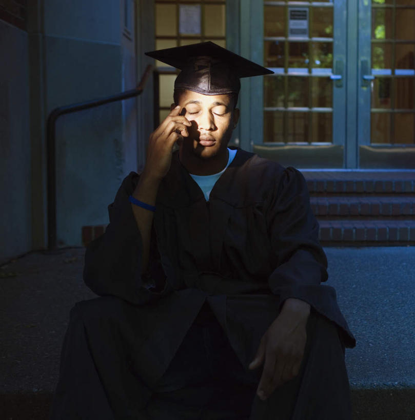 一个人,坐,闭眼,竖图,室外,夜晚,正面,窗户,帽子,欧洲,非洲,黑人,欧洲人,仅一个男性,仅一个人,阴影,朦胧,模糊,光线,影子,窗,房屋,屋子,灯光,楼房,玻璃窗,玻璃制品,仅一个年轻男性,服饰,博士帽,毕业,博士服,男人,男性,年轻男性,非洲人,闭眼睛,闭着眼,闭着眼睛,坐着,半身,彩图,房子