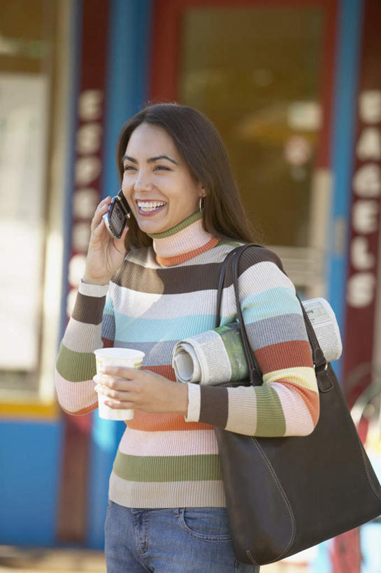 西方人,一个人,站,笑,微笑,露齿笑,竖图,室外,白天,正面,报纸,杯子,手机,欧洲,欧洲人,仅一个年轻女性,仅一个女性,仅一个人,服装,朦胧,模糊,包,纸,通讯工具,拿,拿着,注视,休闲装,通讯设备,饮料,衣服,手提包,观察,看,站着,休闲,休闲服,服饰,观看,纸杯,察看,关注,交流,年轻女性,女人,女性,白种人,沟通,通话,半身,彩图