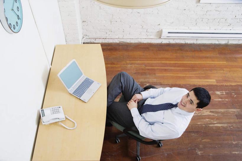 西方人,一个人,商务男性,办公室,坐,笑,打电话,微笑,露齿笑,横图,俯视,室内,白天,衬衫,电脑,笔记本电脑,地板,桌子,电话,欧洲,欧洲人,仅一个男性,仅一个人,套装,时间,网络,时钟,办公桌,墙,领带,地面,靠背椅,计时,注视,通讯设备,墙壁,仅一个年轻男性,挂钟,钟表,看,表,搭,无线,搭着,关注,通信设备,商务装,无线网络,无线上网,便携式电脑,工薪阶层,交流,手提电脑,男人,男性,年轻男性,白种人,白领,上班族,钟,沟通,抬头,通话,仰头,坐着,彩图,高角度拍摄,全身,衬衣