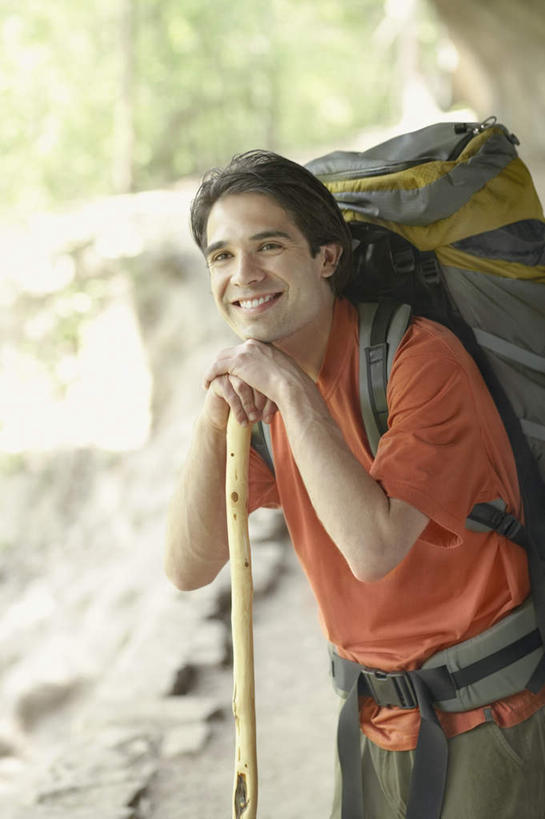 西方人,背,一个人,站,捧,笑,微笑,露齿笑,竖图,室外,白天,正面,旅游,度假,美景,欧洲,欧洲人,仅一个男性,仅一个人,服装,朦胧,模糊,木棒,洞,景观,拿,拿着,注视,休闲装,娱乐,仅一个年轻男性,衣服,自然,背包,观察,看,站着,享受,休闲,休闲服,景色,放松,服饰,洞穴,观看,登山包,木棍,察看,关注,自然风光,男人,男性,年轻男性,白种人,端,端着,捧着,半身,彩图