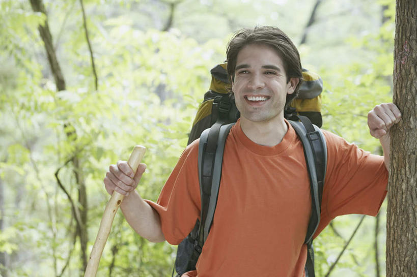 西方人,背,一个人,站,捧,横图,室外,白天,正面,旅游,度假,美景,森林,树林,植物,欧洲,欧洲人,仅一个男性,仅一个人,服装,朦胧,模糊,包,木棒,景观,拿,拿着,注视,休闲装,娱乐,树,树木,仅一个年轻男性,衣服,绿色,自然,背包,观察,看,站着,享受,休闲,休闲服,景色,放松,服饰,观看,登山包,木棍,察看,关注,自然风光,男人,男性,年轻男性,白种人,端,端着,捧着,半身,彩图