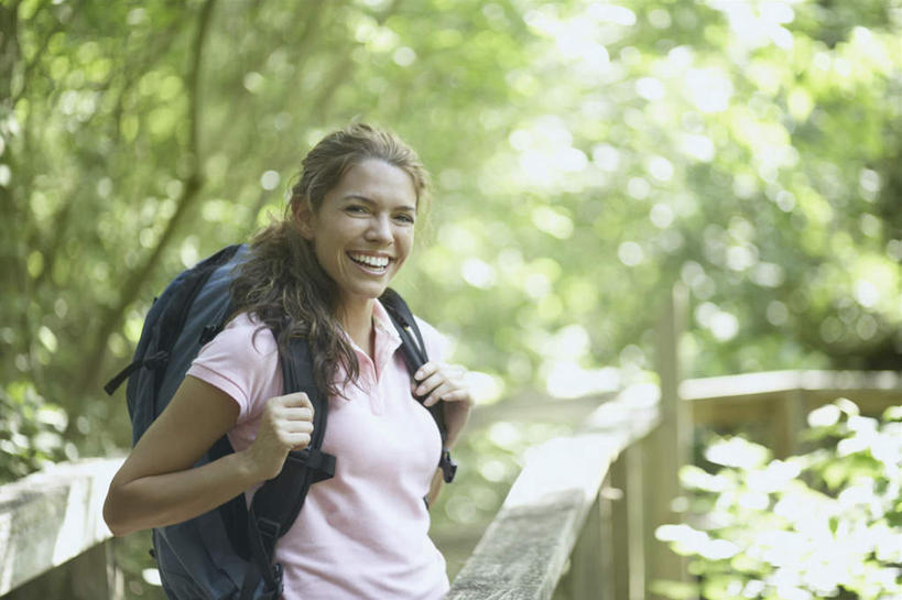 西方人,背,一个人,栏杆,站,捧,笑,微笑,露齿笑,横图,室外,白天,正面,旅游,度假,美景,森林,树林,植物,欧洲,欧洲人,仅一个年轻女性,仅一个女性,仅一个人,服装,朦胧,模糊,扶手,景观,拿,拿着,注视,休闲装,娱乐,护栏,树,树木,衣服,绿色,自然,背包,观察,看,站着,享受,休闲,休闲服,景色,放松,服饰,观看,登山包,察看,关注,自然风光,年轻女性,女人,女性,白种人,端,端着,捧着,半身,彩图