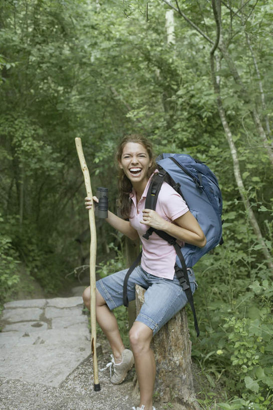 西方人,背,一个人,蹲,捧,笑,微笑,露齿笑,竖图,室外,白天,正面,旅游,度假,美景,森林,树林,植物,道路,路,欧洲,欧洲人,仅一个年轻女性,仅一个女性,仅一个人,服装,木棒,景观,小路,拿,拿着,注视,休闲装,娱乐,树,树木,衣服,绿色,自然,背包,观察,看,享受,休闲,休闲服,景色,放松,服饰,观看,登山包,木棍,察看,关注,自然风光,年轻女性,女人,女性,白种人,端,端着,捧着,彩图,全身