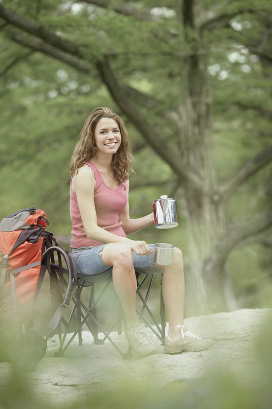 西方人,一个人,坐,捧,竖图,室外,白天,正面,旅游,度假,美景,森林,树林,植物,杯子,欧洲,欧洲人,仅一个年轻女性,仅一个女性,仅一个人,不锈钢,服装,朦胧,模糊,包,景观,拿,拿着,注视,休闲装,娱乐,树,树木,衣服,绿色,自然,背包,水杯,观察,看,享受,休闲,休闲服,景色,放松,服饰,观看,登山包,察看,关注,自然风光,年轻女性,女人,女性,白种人,端,端着,捧着,坐着,半身,彩图