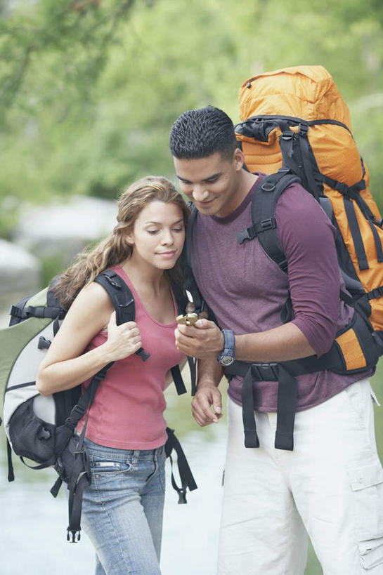 西方人,背,两个人,夫妻,站,捧,打电话,竖图,室外,白天,正面,爱情,旅游,度假,美景,森林,树林,植物,电话,手机,欧洲,欧洲人,服装,景观,浪漫,拿,拿着,注视,休闲装,娱乐,通讯设备,树,树木,衣服,绿色,自然,背包,观察,看,站着,享受,休闲,休闲服,景色,恩爱,放松,恋人,服饰,观看,登山包,察看,关注,自然风光,交流,男人,男性,年轻男性,年轻女性,女人,女性,白种人,情侣,端,端着,沟通,捧着,通话,半身,彩图,伴侣