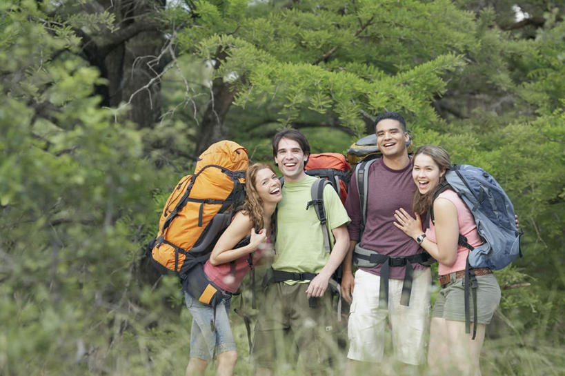 西方人,背,四个人,夫妻,伙伴,朋友,站,横图,室外,白天,正面,爱情,旅游,度假,友谊,美景,森林,树林,植物,欧洲,欧洲人,服装,景观,浪漫,注视,休闲装,娱乐,树,树木,衣服,绿色,自然,背包,观察,看,站着,享受,休闲,休闲服,景色,恩爱,放松,恋人,服饰,观看,登山包,察看,关注,自然风光,友情,男人,男性,年轻男性,年轻女性,女人,女性,白种人,情侣,半身,彩图,伴侣