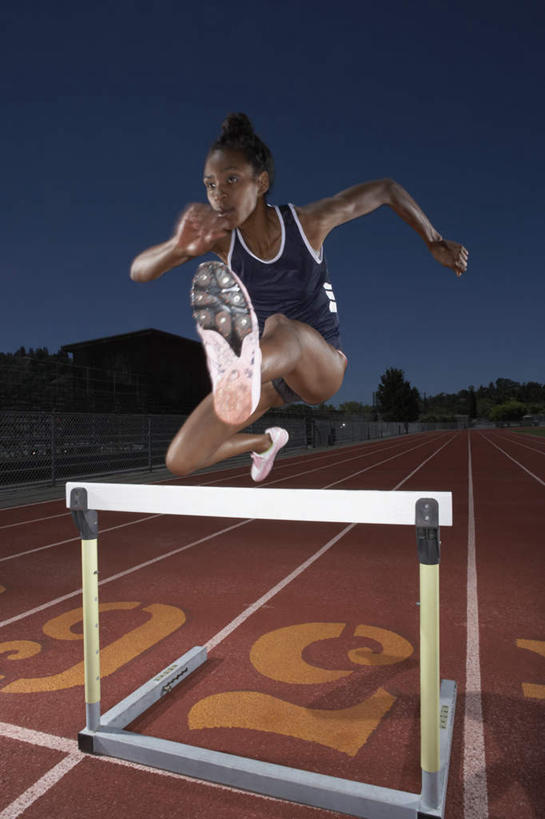 一个人,运动员,体育馆,栏杆,运动场,竖图,室外,夜晚,正面,运动服,锻炼,快乐,比赛,运动,竞争,森林,树林,植物,非洲,黑人,仅一个年轻女性,仅一个女性,仅一个人,标志,符号,影子,跑道,注视,跨越,娱乐,体育场,树,树木,蓝色,绿色,蓝天,天空,自然,天,观察,看,休闲,田径场,生长,晴朗,成长,观看,察看,体育运动,关注,万里无云,运动馆,体育,跨栏,年轻女性,女人,女性,非洲人,晴空,晴空万里,体育运动员,跑步,跳跃,彩图,全身,健身,运动装