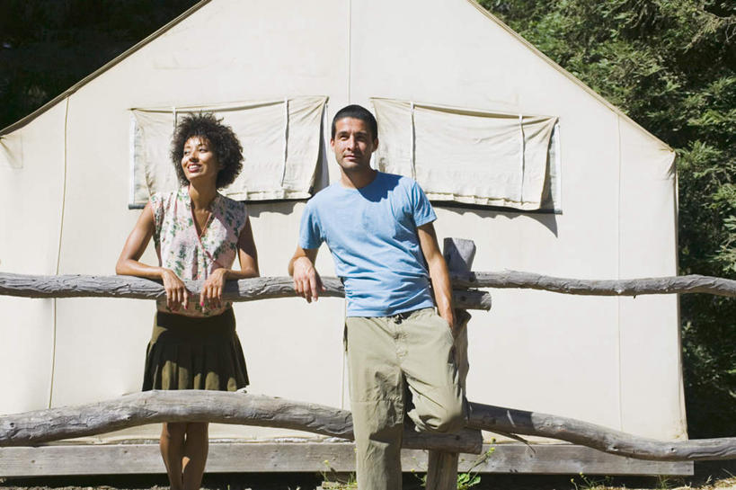 西方人,两个人,栏杆,站,笑,微笑,露齿笑,横图,室外,白天,正面,爱情,旅游,度假,树林,欧洲,非洲,黑人,欧洲人,服装,帐篷,围栏,浪漫,注视,休闲装,娱乐,树,树木,衣服,扶,观察,看,站着,享受,休闲,休闲服,恩爱,放松,斜视,恋人,服饰,观看,支撑,察看,撑着,扶着,关注,男人,男性,年轻男性,年轻女性,女人,女性,非洲人,情侣,插兜,两手抄兜,两手放兜,手插兜,手放口袋,站立,半身,彩图,伴侣,木杆