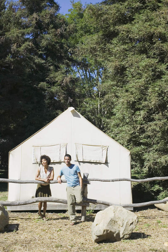 西方人,两个人,栏杆,站,笑,微笑,露齿笑,竖图,室外,白天,正面,爱情,旅游,度假,树林,欧洲,非洲,黑人,欧洲人,服装,帐篷,围栏,浪漫,注视,休闲装,娱乐,树,树木,衣服,扶,观察,看,站着,享受,休闲,休闲服,恩爱,放松,斜视,恋人,服饰,观看,支撑,察看,撑着,扶着,关注,男人,男性,年轻男性,年轻女性,女人,女性,非洲人,情侣,插兜,两手抄兜,两手放兜,手插兜,手放口袋,站立,彩图,全身,伴侣,木杆