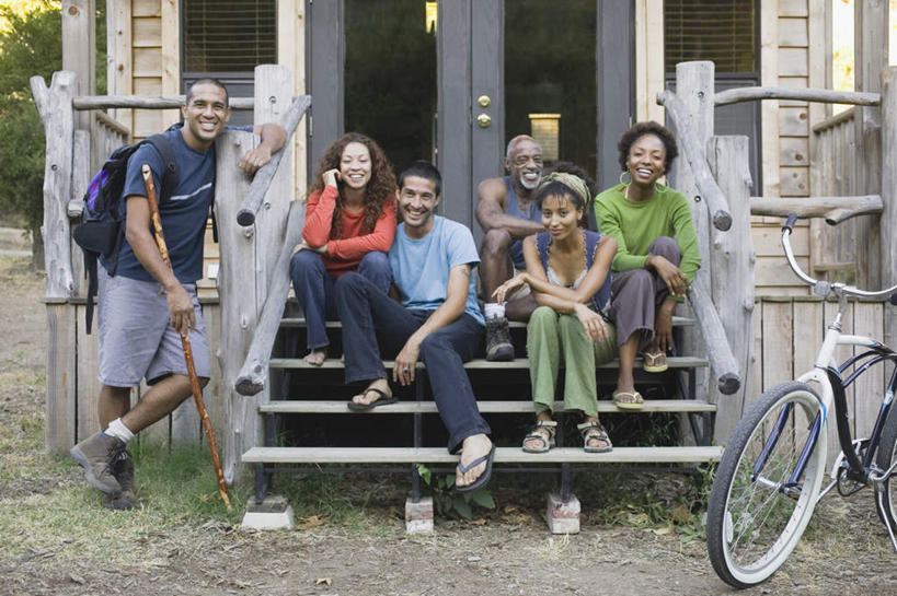 膝盖,伙伴,朋友,栏杆,站,坐,笑,微笑,露齿笑,横图,室外,白天,正面,友谊,楼梯,建筑,自行车,阴影,服装,光线,木制,影子,房屋,阶梯,围栏,许多人,注视,休闲装,台阶,衣服,阳光,观察,看,站着,一群人,休闲,休闲服,服饰,观看,支撑,察看,撑着,关注,友情,老年男性,老年女性,男人,男性,年轻男性,年轻女性,女人,女性,站立,坐着,彩图,全身,房子,木杆