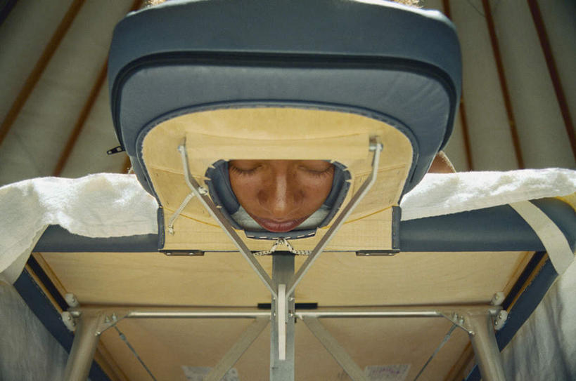 西方人,脸,头,脸颊,一个人,医院,美容院,闭眼,横图,俯视,室内,特写,白天,按摩,美容,床,欧洲,非洲,黑人,欧洲人,仅一个年轻女性,仅一个女性,仅一个人,检查,木板,床单,白色,趴着,等待,手术,手术台,支撑架,年轻女性,女人,女性,非洲人,头部,脸部,脸蛋,面部,趴,半身,彩图,低角度拍摄,高角度拍摄,水疗