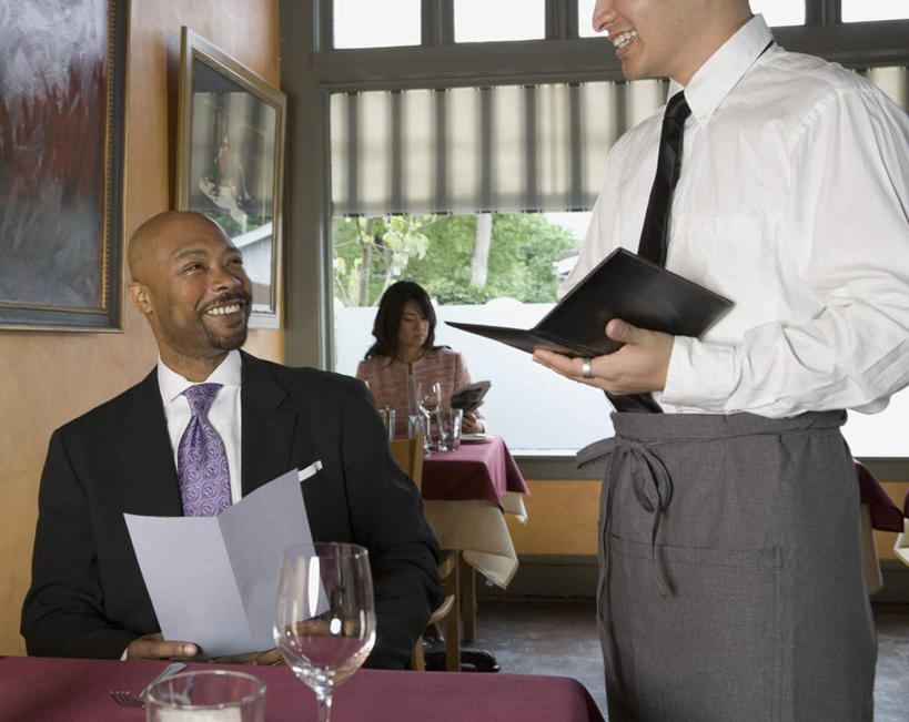 西方人,胡须,三个人,服务员,站,坐,笑,微笑,露齿笑,横图,室内,白天,正面,衬衫,西装,森林,树林,植物,桌子,报纸,杯子,椅子,欧洲,欧洲人,套装,正装,叉子,高脚杯,手表,领带,红酒杯,注视,职业装,玻璃制品,菜单,树,树木,绿色,自然,戒指,酒杯,观察,看,站着,生长,成长,观看,察看,关注,记录板,稿子,记事板,男人,男性,年轻男性,年轻女性,女人,女性,白种人,光头,胡子,络腮胡,服务生,侍者,玻璃杯,装饰画,坐着,半身,彩图,衬衣