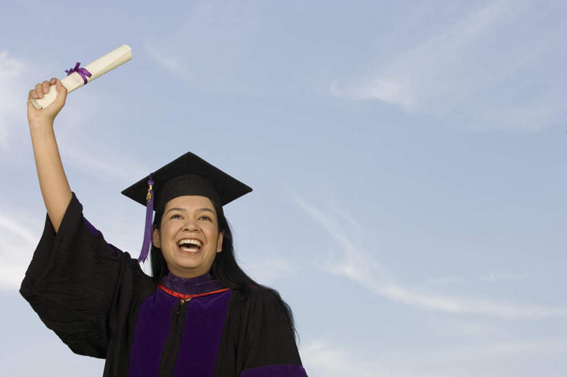 西方人,一个人,学生,站,举,笑,微笑,露齿笑,横图,室外,白天,仰视,欧洲,欧洲人,仅一个年轻女性,仅一个女性,仅一个人,文凭,云,云朵,云彩,白云,蓝天,天空,天,托,站着,流苏,证书,学士帽,毕业,学士服,年轻女性,女人,女性,白种人,举起,举手,举着,向上举,向上伸,向上托,半身,彩图,低角度拍摄