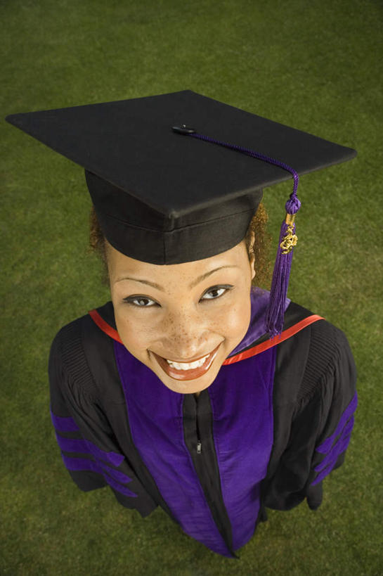 西方人,一个人,学生,站,笑,微笑,露齿笑,竖图,俯视,室外,白天,草地,草坪,植物,欧洲,欧洲人,仅一个年轻女性,仅一个女性,仅一个人,光线,注视,草,绿色,阳光,扶,观察,看,站着,流苏,观看,察看,扶着,证书,学士帽,毕业,关注,学士服,年轻女性,女人,女性,白种人,彩图,高角度拍摄,全身