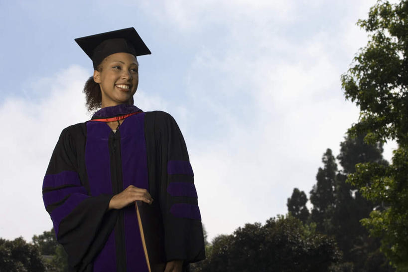 西方人,一个人,学生,站,笑,微笑,露齿笑,横图,室外,白天,仰视,森林,树林,植物,欧洲,非洲,黑人,欧洲人,仅一个人,握,阴影,光线,影子,云,云朵,拿,云彩,拎,拿着,树,树木,蓝色,绿色,白云,蓝天,天空,阳光,自然,天,扶,站着,握着,流苏,生长,晴朗,成长,扶着,证书,学士帽,毕业,学士服,年轻女性,女人,女性,非洲人,晴空,半身,彩图,低角度拍摄,拎着