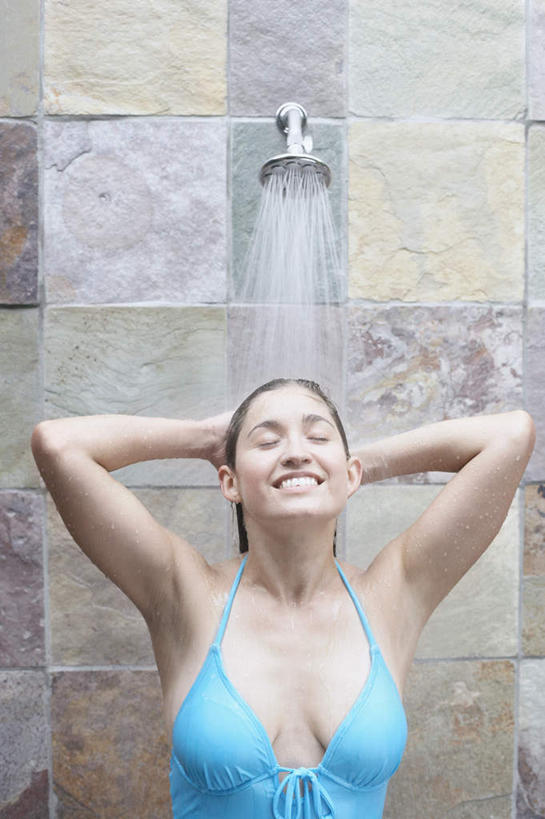西方人,一个人,站,闭眼,笑,微笑,露齿笑,竖图,室内,白天,正面,泳装,比基尼,洗澡,水,浴室,欧洲,欧洲人,仅一个年轻女性,仅一个女性,仅一个人,淋浴,飞溅,服装,溅,液体,水滴,休闲装,花洒,莲蓬头,水珠,衣服,站着,休闲,休闲服,服饰,喷洒,喷雾头,年轻女性,女人,女性,白种人,闭眼睛,闭着眼,闭着眼睛,半身,彩图,三点式,泳衣,沐浴,洗浴