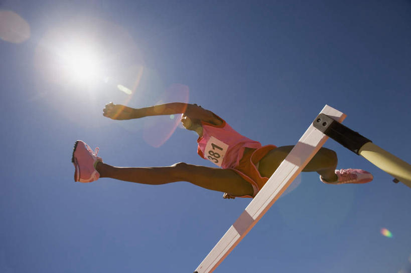 西方人,一个人,运动员,跳,横图,室外,白天,仰视,运动服,锻炼,快乐,比赛,运动,竞争,光晕,太阳,非洲,黑人,仅一个年轻女性,仅一个女性,仅一个人,阴影,服装,朦胧,模糊,光线,圆形,影子,栅栏,半空,娱乐,衣服,蓝天,天空,阳光,天,休闲,服饰,气象,体育运动,衣着,穿着,环形,障碍,日晕,太阳光晕,衣饰,体育,跨栏,年轻女性,女人,女性,非洲人,体育运动员,运动选手,跳跃,彩图,低角度拍摄,全身,健身,运动装