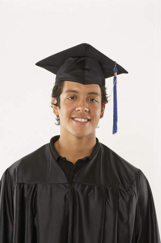 西方人,脸,头,脸颊,一个人,站,笑,微笑,露齿笑,竖图,室内,特写,白天,白色背景,正面,帽子,欧洲,欧洲人,仅一个男性,仅一个人,戴,注视,肩膀,仅一个年轻男性,观察,看,站着,摄影,影棚,观看,戴着,察看,博士帽,关注,博士服,男人,男性,年轻男性,白种人,头部,脸部,脸蛋,面部,半身,彩图,影棚拍摄,拍摄