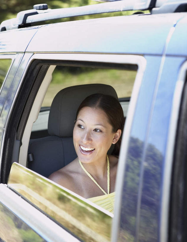 东方人,一个人,坐,笑,微笑,露齿笑,竖图,室外,白天,正面,草地,草坪,植物,沙发,汽车,吊带,亚洲,仅一个年轻女性,仅一个女性,仅一个人,阴影,服装,光线,影子,注视,吊带衫,休闲装,黄种人,车,草,衣服,绿色,阳光,车窗,交通工具,轿车,观察,看,休闲,车内,休闲服,服饰,观看,察看,关注,年轻女性,女人,女性,亚洲人,坐着,半身,彩图