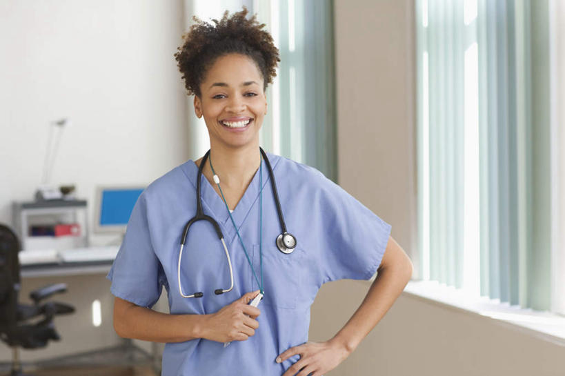 西方人,一个人,医生,医院,站,笑,露齿笑,横图,室内,白天,正面,工作服,制服,欧洲,非洲,黑人,欧洲人,仅一个年轻女性,仅一个女性,仅一个人,朦胧,模糊,笔,注视,手叉腰,观察,看,站着,医护人员,医疗人员,观看,察看,医疗设备,关注,医疗机构,听筒,年轻女性,女人,女性,非洲人,大夫,半身,彩图,工作套服,病院,诊所