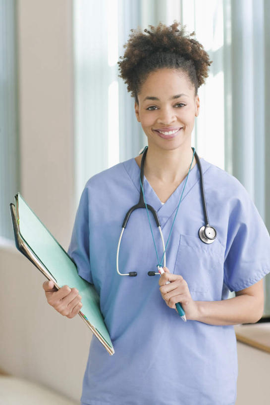 西方人,一个人,站,笑,露齿笑,竖图,室内,白天,正面,工作服,制服,欧洲,欧洲人,仅一个年轻女性,仅一个女性,仅一个人,朦胧,模糊,笔,文件夹,注视,观察,看,站着,观看,察看,关注,听筒,年轻女性,女人,女性,白种人,半身,彩图,工作套服