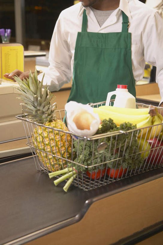 一个人,店员,商店,站,竖图,室内,白天,正面,衬衫,购物,消费,植物,苹果,菠萝,香蕉,蔬菜,西红柿,水果,非洲,黑人,仅一个男性,仅一个人,服装,商品,围裙,休闲装,仅一个年轻男性,衣服,绿色,自然,站着,营业员,休闲,休闲服,服饰,生长,成长,结账,收银机,销售人员,男人,男性,年轻男性,非洲人,售货员,番茄,半身,彩图,衬衣