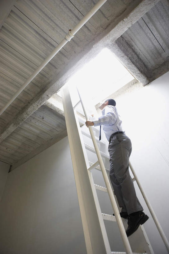 西方人,一个人,商务男性,站,竖图,室内,白天,仰视,窗户,欧洲,欧洲人,仅一个男性,仅一个人,套装,扶手,梯子,房顶,天窗,屋顶,注视,仅一个年轻男性,观察,看,站着,观看,察看,关注,商务装,工薪阶层,男人,男性,年轻男性,白种人,白领,上班族,彩图,低角度拍摄,全身