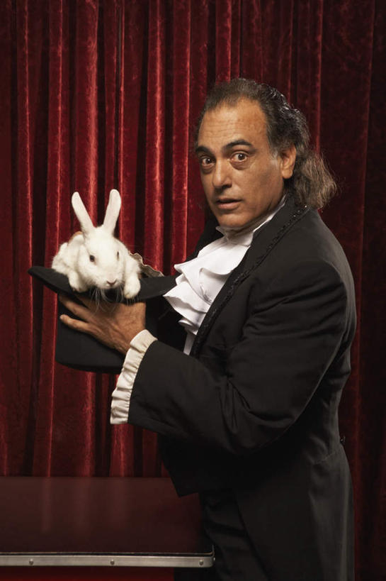 西方人,一个人,魔术师,站,竖图,室内,白天,侧面,衬衫,帽子,欧洲,欧洲人,仅一个男性,仅一个人,仅一个中年男性,握,兔子,拿,拿着,注视,红色,观察,看,站着,握着,帷幕,观看,西裤,察看,魔术,变戏法,关注,帷幔,幕布,幕帘,帷幔布,男人,男性,中年男性,白种人,魔术大师,半身,彩图,衬衣,西服